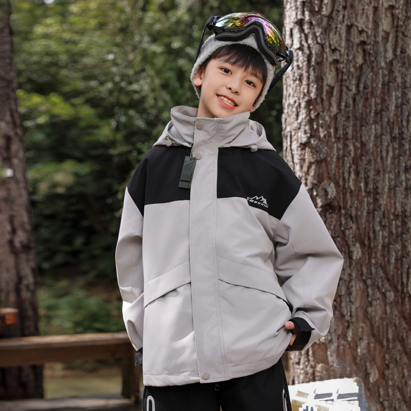 Vaiko striukė-trijų viename: vandeniškumas 8000 mm, kvėpavimo geba 10001–15000 mm, nuimama fliso įdaila, gobtuvas, unisex