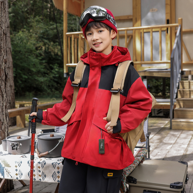 Vaiko striukė-trijų viename: vandeniškumas 8000 mm, kvėpavimo geba 10001–15000 mm, nuimama fliso įdaila, gobtuvas, unisex