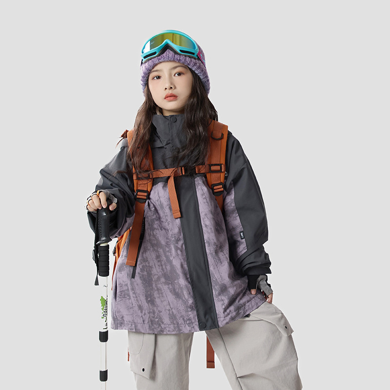 Vaiko striukė-trijų viename: vandeniškumas 8000 mm, kvėpavimo geba 10001–15000 mm, nuimama fliso įdaila, gobtuvas, unisex