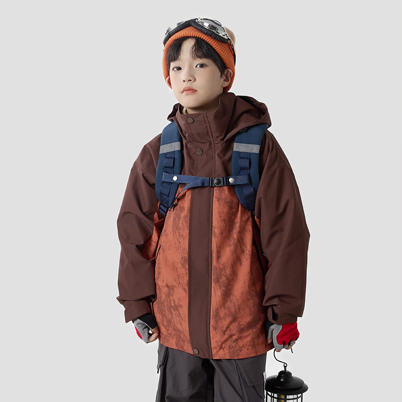 Vaiko striukė-trijų viename: vandeniškumas 8000 mm, kvėpavimo geba 10001–15000 mm, nuimama fliso įdaila, gobtuvas, unisex