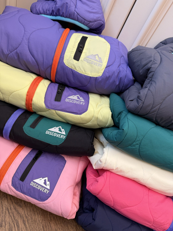 Vaikų žieminė striukė su gobtuvu, quiltuota išorė, nailoninis išorinis audinys, pagrindinis audinys poliesteris, pamušalas acetato pluoštu, švelnus paviršius