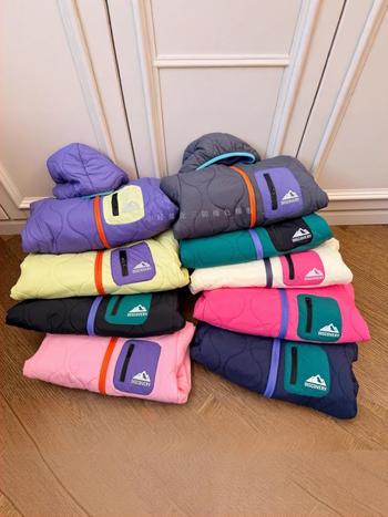 Vaikų žieminė striukė su gobtuvu, quiltuota išorė, nailoninis išorinis audinys, pagrindinis audinys poliesteris, pamušalas acetato pluoštu, švelnus paviršius