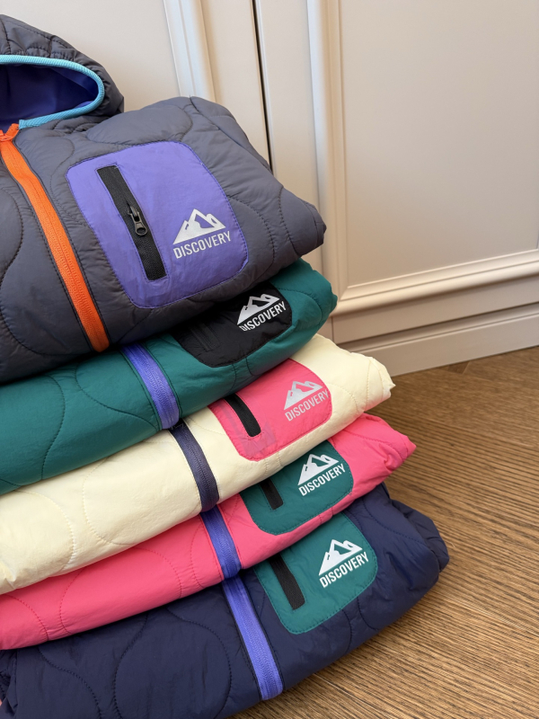 Vaikų žieminė striukė su gobtuvu, quiltuota išorė, nailoninis išorinis audinys, pagrindinis audinys poliesteris, pamušalas acetato pluoštu, švelnus paviršius