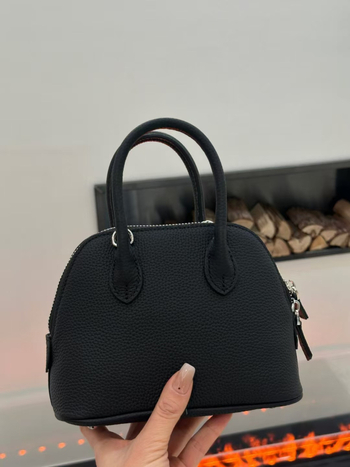 Naistele Shell-tüüpi kotis ehtsast nahast, esimese kihti vasikanahk, tõmblukuga sulgemine, eemaldatav ja reguleeritav õlarihm, kolmemõõtmelise kuju, suur maht; sees: tõmblukuga tasku, telefonitasku, ID-tasku