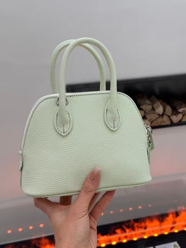 Naistele Shell-tüüpi kotis ehtsast nahast, esimese kihti vasikanahk, tõmblukuga sulgemine, eemaldatav ja reguleeritav õlarihm, kolmemõõtmelise kuju, suur maht; sees: tõmblukuga tasku, telefonitasku, ID-tasku