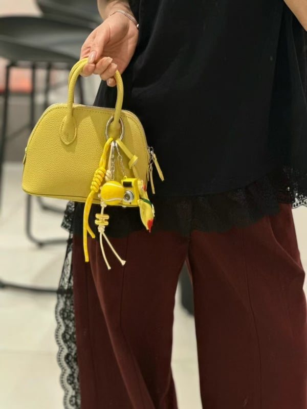 Naistele Shell-tüüpi kotis ehtsast nahast, esimese kihti vasikanahk, tõmblukuga sulgemine, eemaldatav ja reguleeritav õlarihm, kolmemõõtmelise kuju, suur maht; sees: tõmblukuga tasku, telefonitasku, ID-tasku