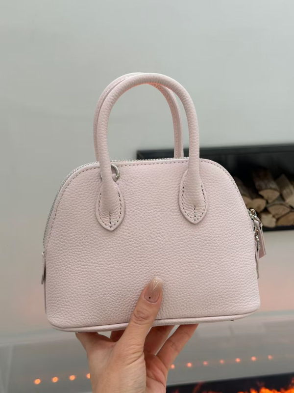 Naistele Shell-tüüpi kotis ehtsast nahast, esimese kihti vasikanahk, tõmblukuga sulgemine, eemaldatav ja reguleeritav õlarihm, kolmemõõtmelise kuju, suur maht; sees: tõmblukuga tasku, telefonitasku, ID-tasku