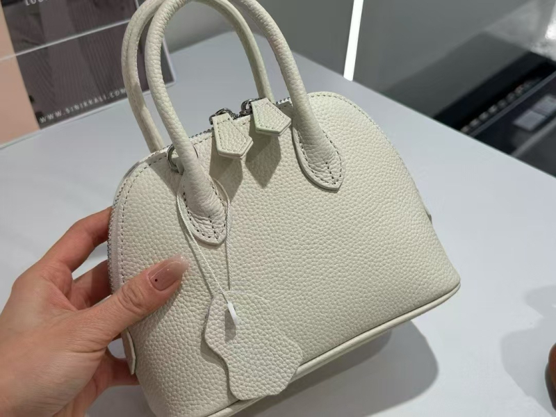 Naistele Shell-tüüpi kotis ehtsast nahast, esimese kihti vasikanahk, tõmblukuga sulgemine, eemaldatav ja reguleeritav õlarihm, kolmemõõtmelise kuju, suur maht; sees: tõmblukuga tasku, telefonitasku, ID-tasku