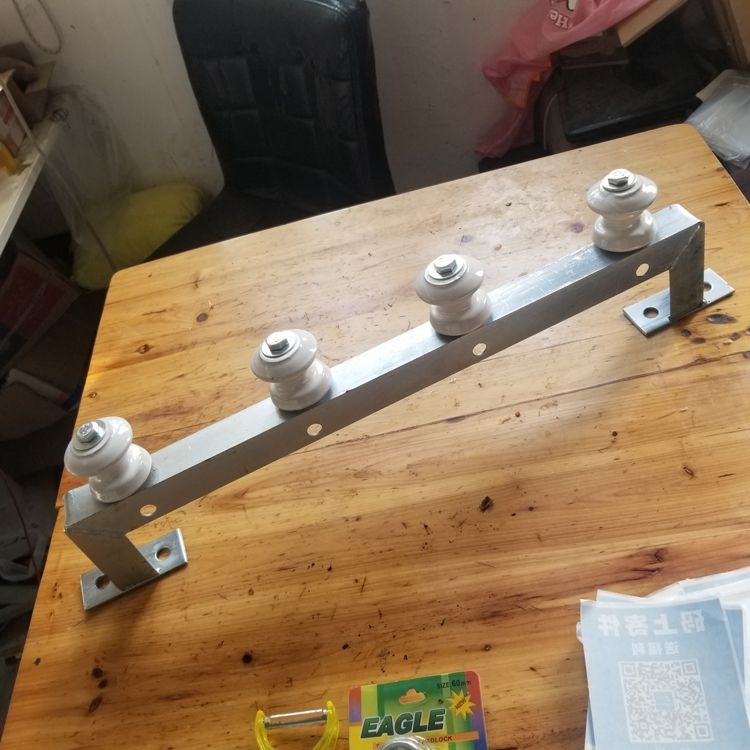 Sienas stiprināms kabelu turētājs elektroinstalācijām un pagaidu kabelu plaukts