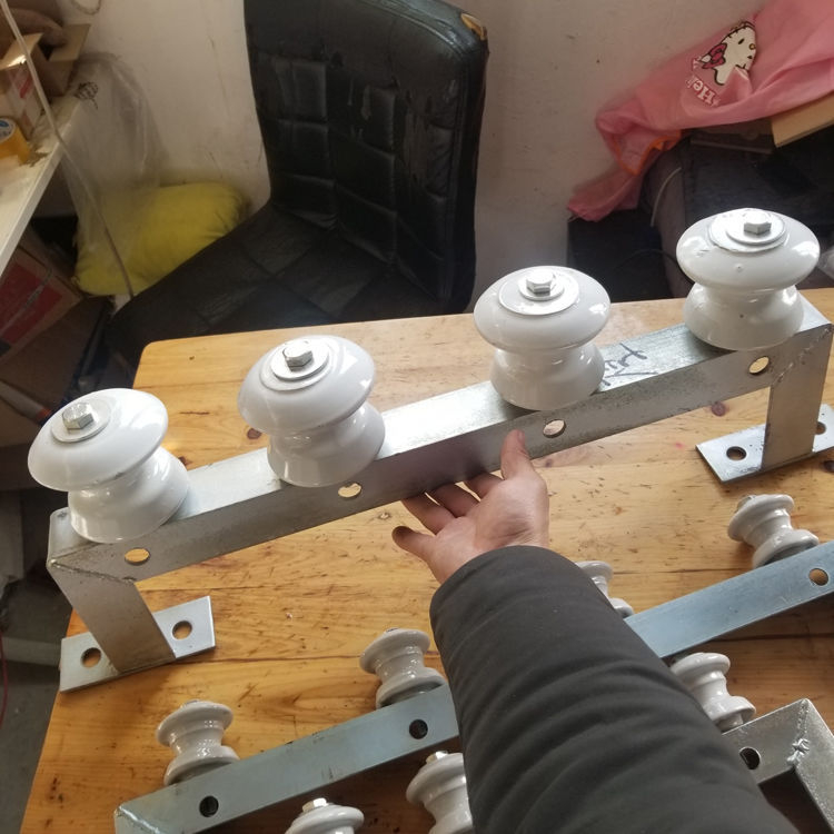 Sienas stiprināms kabelu turētājs elektroinstalācijām un pagaidu kabelu plaukts