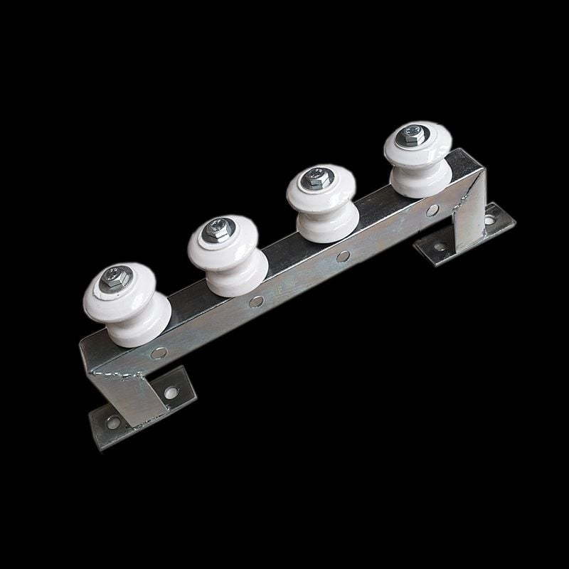 Sienas stiprināms kabelu turētājs elektroinstalācijām un pagaidu kabelu plaukts