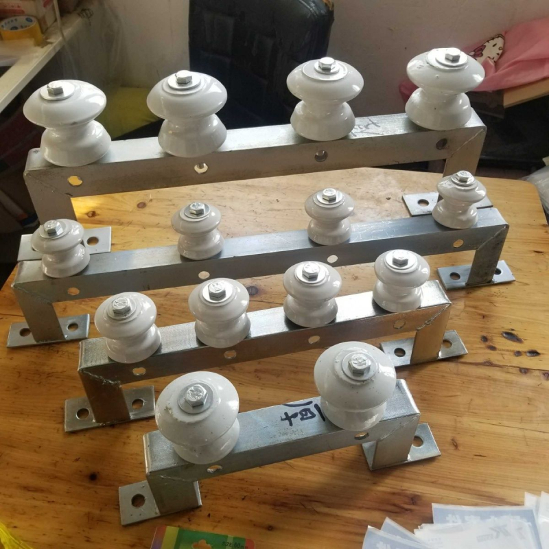 Sienas stiprināms kabelu turētājs elektroinstalācijām un pagaidu kabelu plaukts