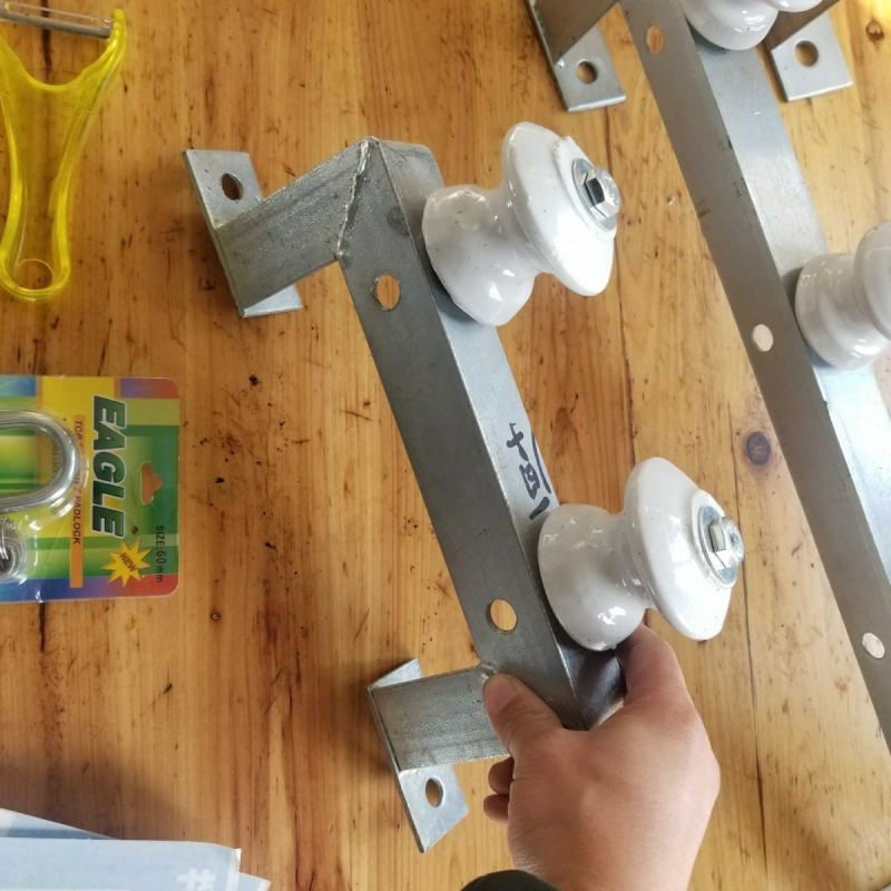 Sienas stiprināms kabelu turētājs elektroinstalācijām un pagaidu kabelu plaukts