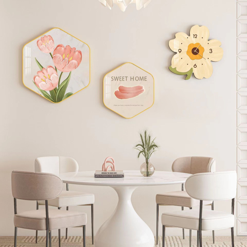 Dekoratīva pakarināma glezna ar augu un ziedu motīvu, kadra rāmis no alumīnija sakausējuma, gleznas kodols – kristāla plēve, roku zīmēta tehnika; piemērota viesistabai, guļamistabai un restorānam