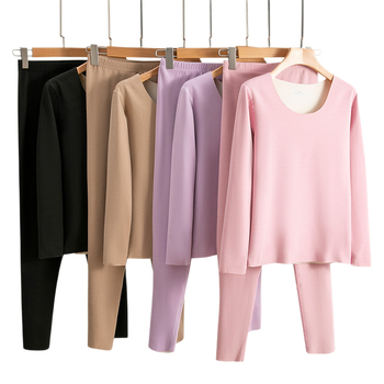 Sieviešu termālais komplekts no poliestera ar velūra oderi; 92% galvenais materiāls; vidēja biezuma 181–200 g/m²; garas piedurknes tops un bikses; var nēsāt kā pamata slāni vai ārējo apģērbu