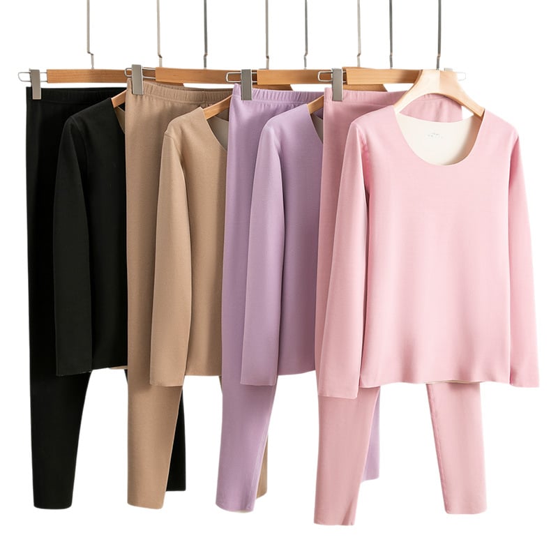 Sieviešu termālais komplekts no poliestera ar velūra oderi; 92% galvenais materiāls; vidēja biezuma 181–200 g/m²; garas piedurknes tops un bikses; var nēsāt kā pamata slāni vai ārējo apģērbu