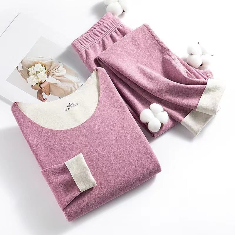 Sieviešu termālais komplekts no poliestera ar velūra oderi; 92% galvenais materiāls; vidēja biezuma 181–200 g/m²; garas piedurknes tops un bikses; var nēsāt kā pamata slāni vai ārējo apģērbu