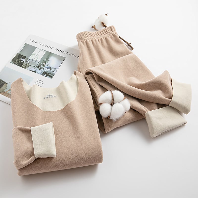 Sieviešu termālais komplekts no poliestera ar velūra oderi; 92% galvenais materiāls; vidēja biezuma 181–200 g/m²; garas piedurknes tops un bikses; var nēsāt kā pamata slāni vai ārējo apģērbu