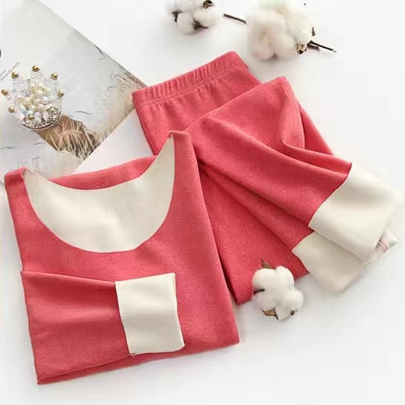 Sieviešu termālais komplekts no poliestera ar velūra oderi; 92% galvenais materiāls; vidēja biezuma 181–200 g/m²; garas piedurknes tops un bikses; var nēsāt kā pamata slāni vai ārējo apģērbu