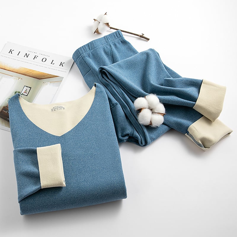 Sieviešu termālais komplekts no poliestera ar velūra oderi; 92% galvenais materiāls; vidēja biezuma 181–200 g/m²; garas piedurknes tops un bikses; var nēsāt kā pamata slāni vai ārējo apģērbu