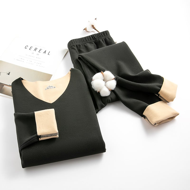 Sieviešu termālais komplekts no poliestera ar velūra oderi; 92% galvenais materiāls; vidēja biezuma 181–200 g/m²; garas piedurknes tops un bikses; var nēsāt kā pamata slāni vai ārējo apģērbu