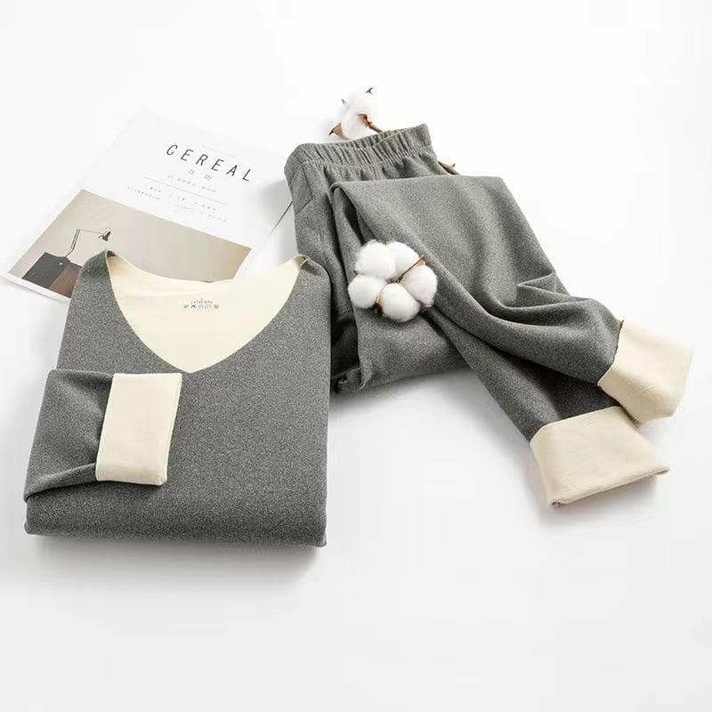 Sieviešu termālais komplekts no poliestera ar velūra oderi; 92% galvenais materiāls; vidēja biezuma 181–200 g/m²; garas piedurknes tops un bikses; var nēsāt kā pamata slāni vai ārējo apģērbu