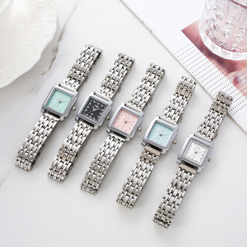 Часовник с кварцов механизъм (Япония Miyota), корпус от сплав, фино стоманено коланче, правоъгълен циферблат, три стрелки