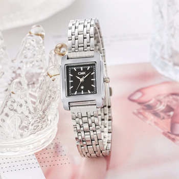 Часовник с кварцов механизъм (Япония Miyota), корпус от сплав, фино стоманено коланче, правоъгълен циферблат, три стрелки