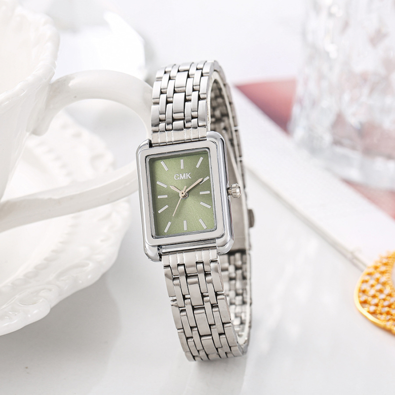 Часовник с кварцов механизъм (Япония Miyota), корпус от сплав, фино стоманено коланче, правоъгълен циферблат, три стрелки