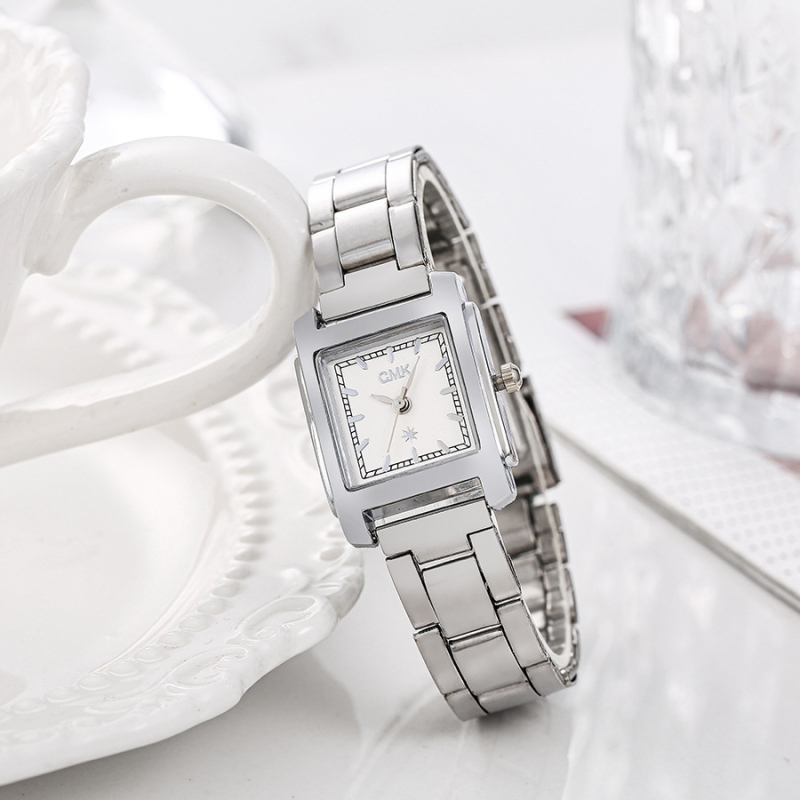 Часовник с кварцов механизъм (Япония Miyota), корпус от сплав, фино стоманено коланче, правоъгълен циферблат, три стрелки