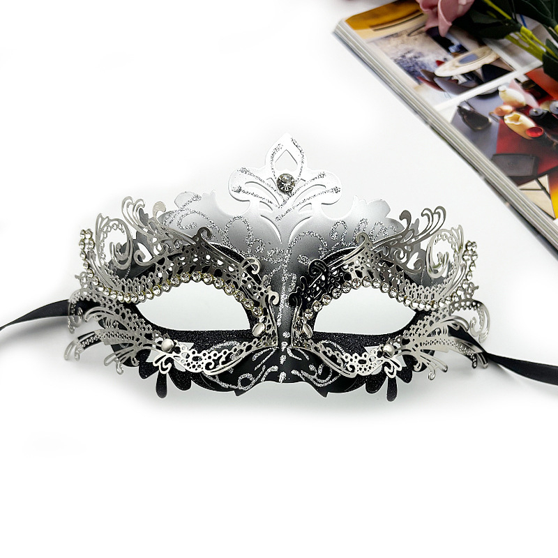 Kaukė maskeradui iš metalo ir plastiko, mielo stiliaus, DIY rekvizitas