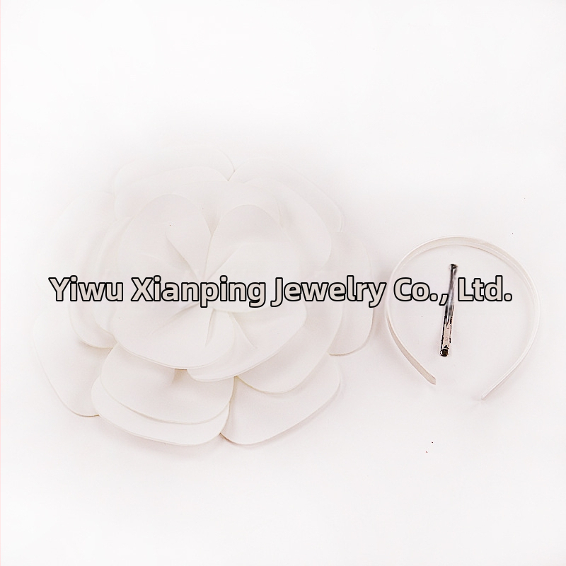 Liels ziedu galvas piederums, roku darīts, mūsdienīgs ziedu stils, materiāls: air cotton, forma: zieds, individuāli iepakots