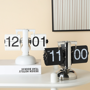 Pulkstenis ar bateriju, metāla korpusu un cipferiem, mūsdienīgs minimālisma stils.