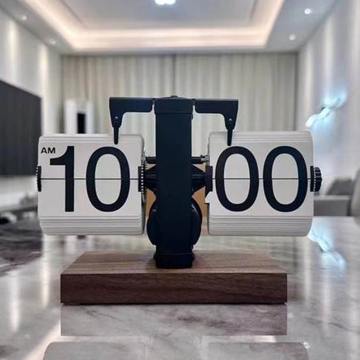 Pulkstenis ar bateriju, metāla korpusu un cipferiem, mūsdienīgs minimālisma stils.