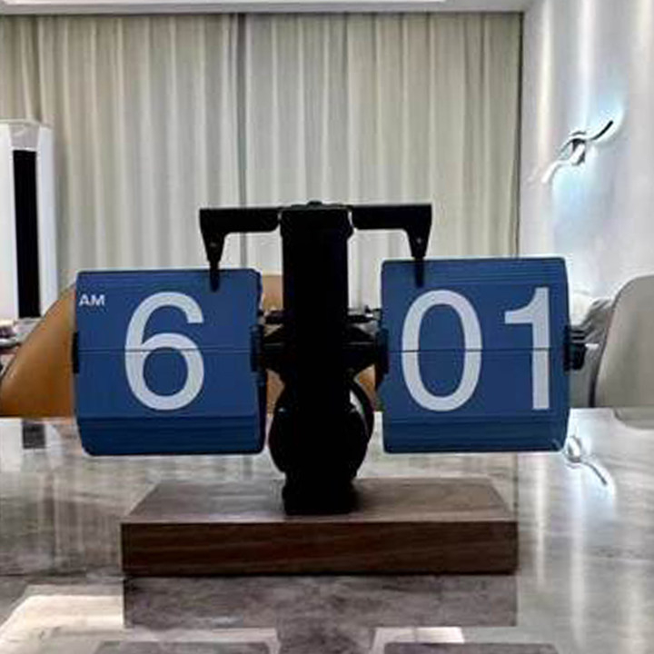 Pulkstenis ar bateriju, metāla korpusu un cipferiem, mūsdienīgs minimālisma stils.