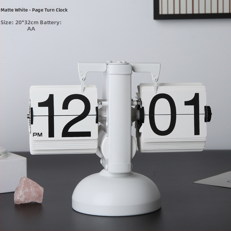 Pulkstenis ar bateriju, metāla korpusu un cipferiem, mūsdienīgs minimālisma stils.