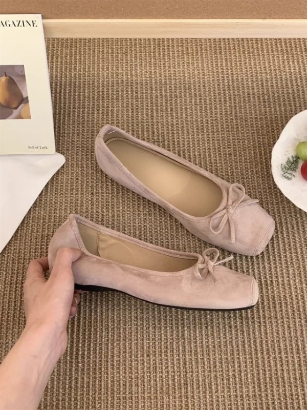 Mary Jane kingad ruudukujulise ninaga, nubuk pealispind, keskmise kõrgusega konts 3–6 cm, kummist tallaga