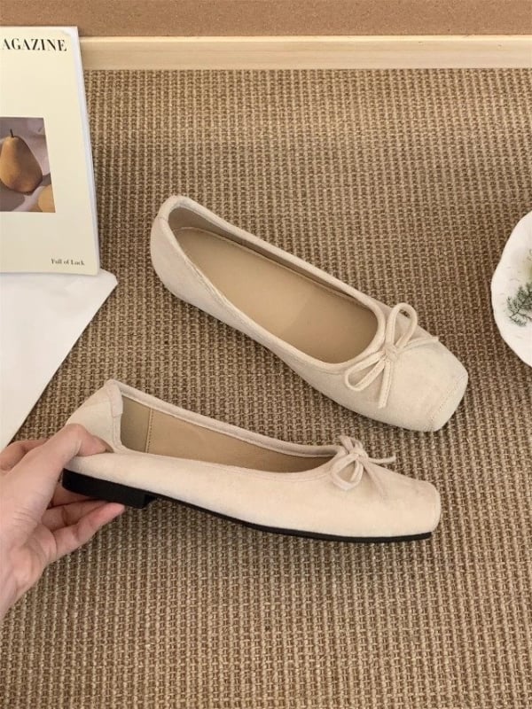 Mary Jane kingad ruudukujulise ninaga, nubuk pealispind, keskmise kõrgusega konts 3–6 cm, kummist tallaga