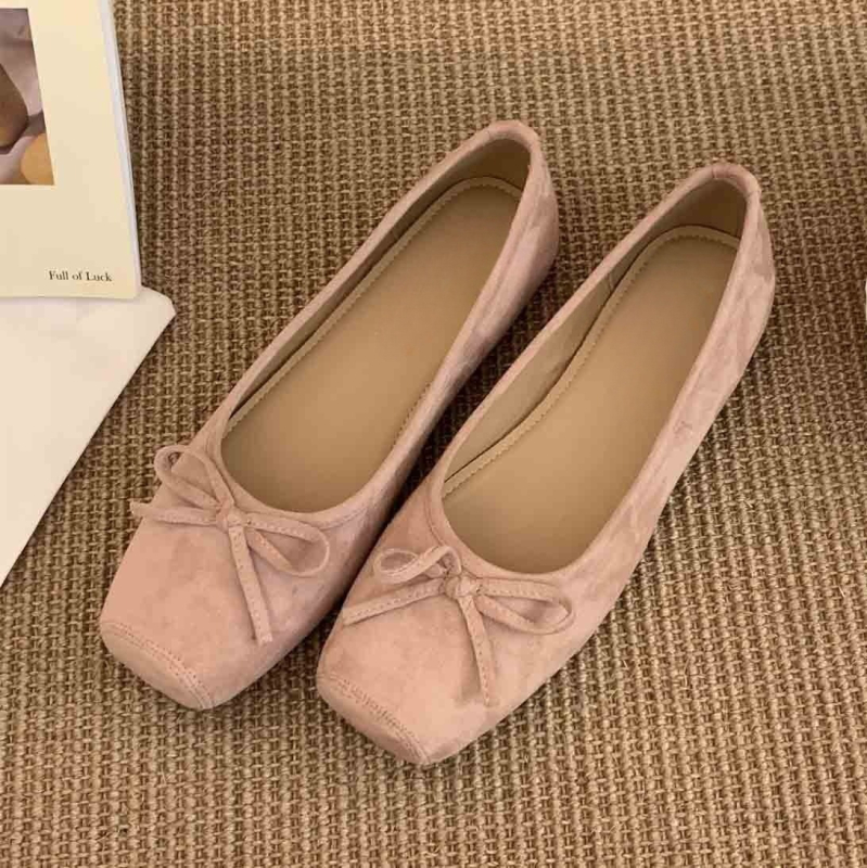 Mary Jane kingad ruudukujulise ninaga, nubuk pealispind, keskmise kõrgusega konts 3–6 cm, kummist tallaga