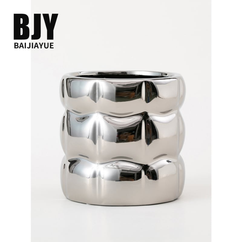 Keturkampis keraminis gėlių vazonas, rankų darbo, su elektroplatinavimo danga, skirtas staliniam naudojimui