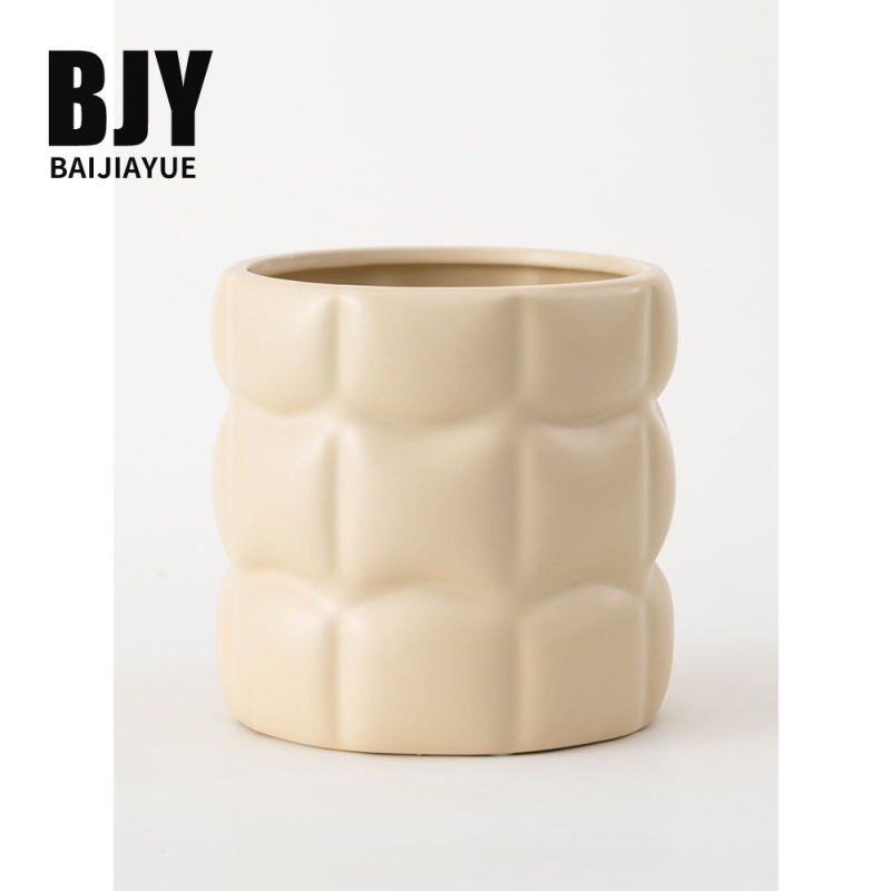 Keturkampis keraminis gėlių vazonas, rankų darbo, su elektroplatinavimo danga, skirtas staliniam naudojimui