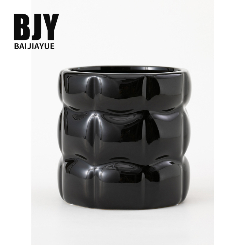 Keturkampis keraminis gėlių vazonas, rankų darbo, su elektroplatinavimo danga, skirtas staliniam naudojimui