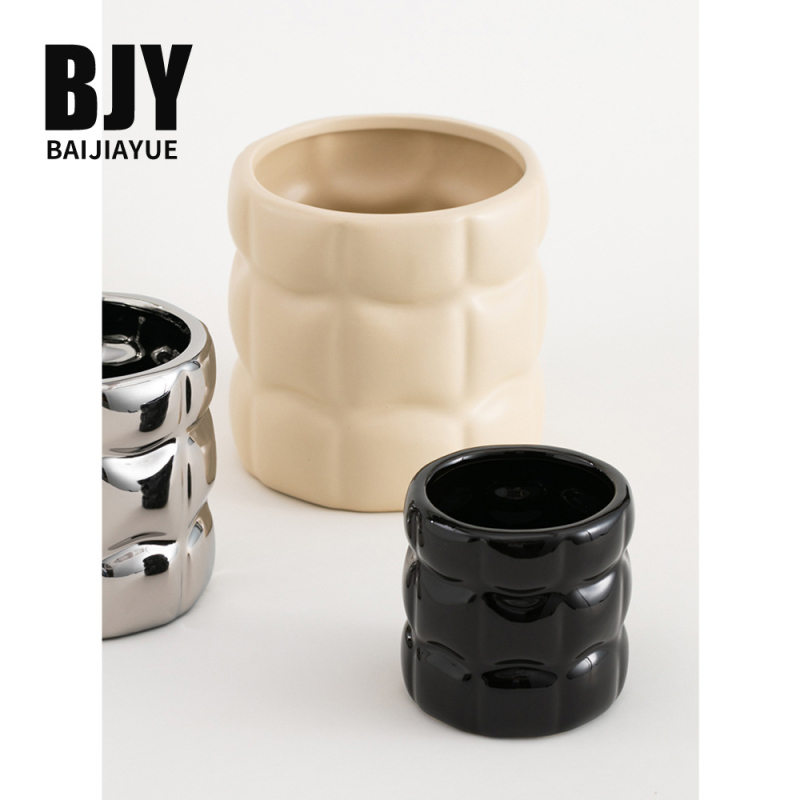 Keturkampis keraminis gėlių vazonas, rankų darbo, su elektroplatinavimo danga, skirtas staliniam naudojimui