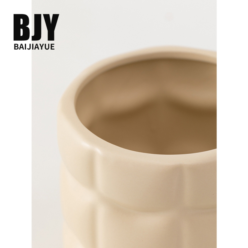 Keturkampis keraminis gėlių vazonas, rankų darbo, su elektroplatinavimo danga, skirtas staliniam naudojimui