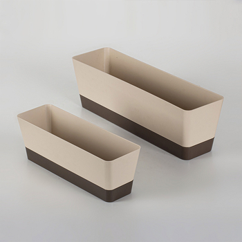 Plastikinis vazonas sukulentams, stovintis ant grindų, paprastas stilius, namų sodininkystei.