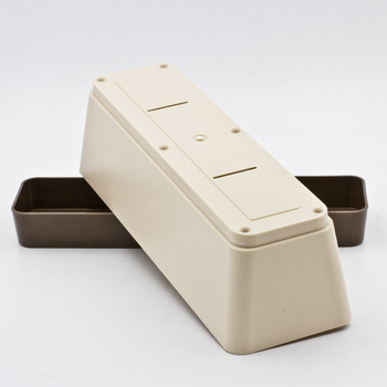 Plastikinis vazonas sukulentams, stovintis ant grindų, paprastas stilius, namų sodininkystei.