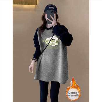 Γυναικείο τοπ βάσης με μέσο μήκος, δύο-τόνο βελούδινο βουρτσισμένο ύφασμα, μακριά μανίκια, στρογγυλή λαιμόκηψη, χαλαρή εφαρμογή, ύφασμα από γούνα κουνελιού, μοτίβο με γράμματα, άνοιξη