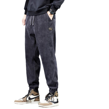 Sportske casual hlače od corduroy tkanine, debeli materijal, srednji pojas s remenom, taper kroj nogavica, dekorativne džepove