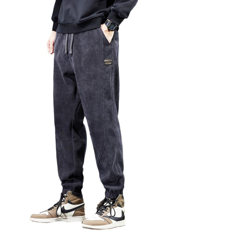 Sportske casual hlače od corduroy tkanine, debeli materijal, srednji pojas s remenom, taper kroj nogavica, dekorativne džepove
