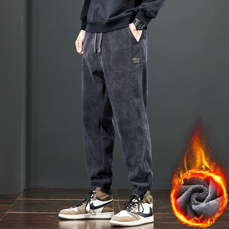 Sportske casual hlače od corduroy tkanine, debeli materijal, srednji pojas s remenom, taper kroj nogavica, dekorativne džepove
